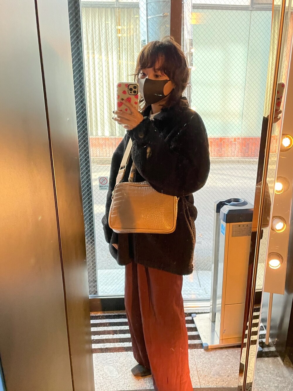 「秋冬コーデ、ゆるコーデ、シンプルコーデ、カジュアルコーデ、お洒落さんとつながりたい、UNIQLO、UNIQLO U、高橋愛、モイスチャーパーマ、TOGA PULLA」｜「UNIQLOのボアフリースショートコート（その他アウター、ブラック系）」を使った、高橋愛さん（レディース・154cm）の秋コーディネートの1枚目の写真