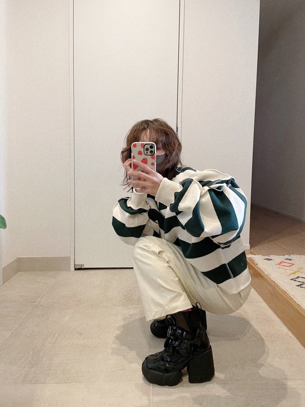 「ボーダー、dholic、Ungrid、エコレザー、Maison Margiela、reebok、tabi、高橋愛、154cm、ビックスウェット」｜「DHOLICの裏起毛ボーダースウェット（スウェット、グリーン系）」を使った、高橋愛さん（レディース・154cm）の冬コーディネートの1枚目の写真