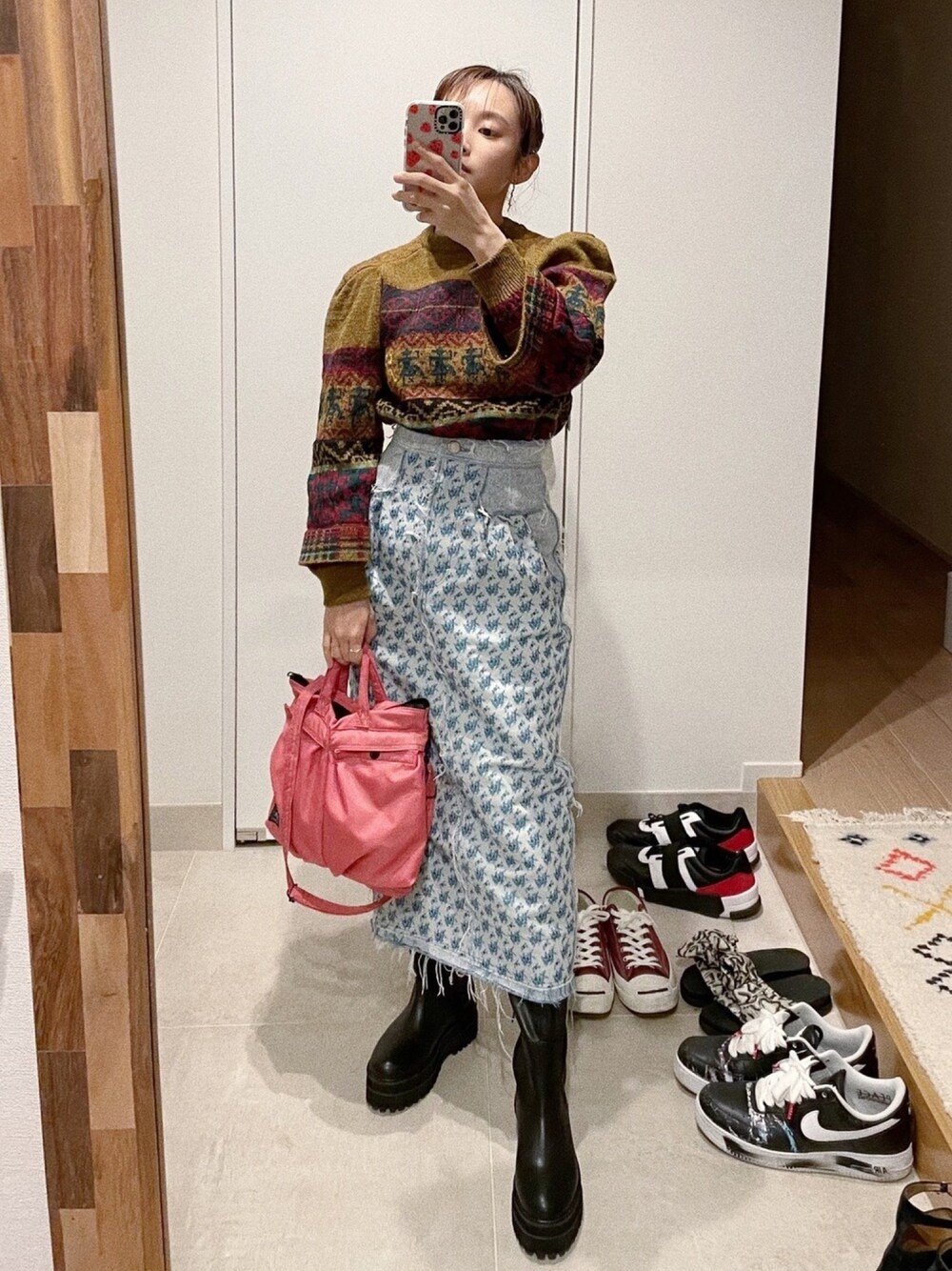 「ロングブーツ、TOGA PULLA、irene、JEANASiS、ジーナシス、高橋愛、154cm、デニム、　、きれいめカジュアル」｜「TOGA PULLAのアイテム（ニット/セーター、ブラウン系）」を使った、高橋愛さん（レディース・154cm）の秋コーディネートの1枚目の写真