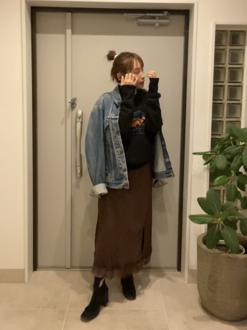 「小嶋陽菜、Her lip to、高橋愛、キャミワンピ、お団子ヘアー、Levi's、VINTAGE、TOGA PULLA、OSHIMA REI、154cm」｜「OSHIMA REIのアイテム（スウェット、ブラック系）」を使った、高橋愛さん（レディース・154cm）の冬コーディネートの1枚目の写真
