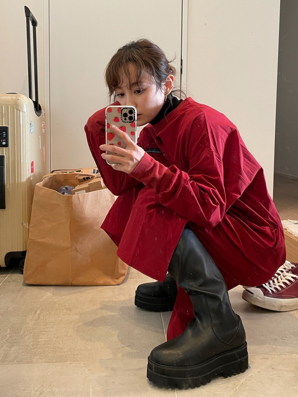 「カジュアルコーデ、年末WEAR感謝祭、高橋愛、154cm、FREAKS STORE 、JEANASiS、厚底ブーツ、カットソーワンピース、ラブアンドピース2020、haco!」｜「haco!の【高橋愛さんコラボ】本当に使えるニットを吟味！ 重ね着に便利な刺繍入りハイネック＆クルーネックニットトップス2枚セット　by LOVE&PEACE PROJECT（ニット/セーター、ブラック系）」を使った、高橋愛さん（レディース・154cm）の冬コーディネートの1枚目の写真