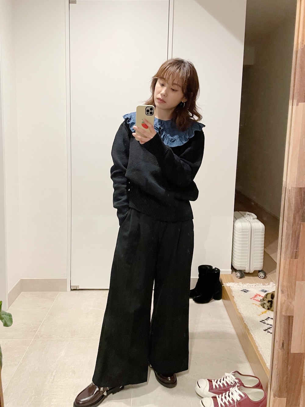 「年末WEAR感謝祭、冬コーデ、オトナカジュアル、高橋愛、上下黒、seesbees、襟、レイヤードスタイル、Maison Margiela、TOGA PULLA」｜「Maison Margielaのアイテム（ニット/セーター、ブラック系）」を使った、高橋愛さん（レディース・154cm）の冬コーディネートの1枚目の写真