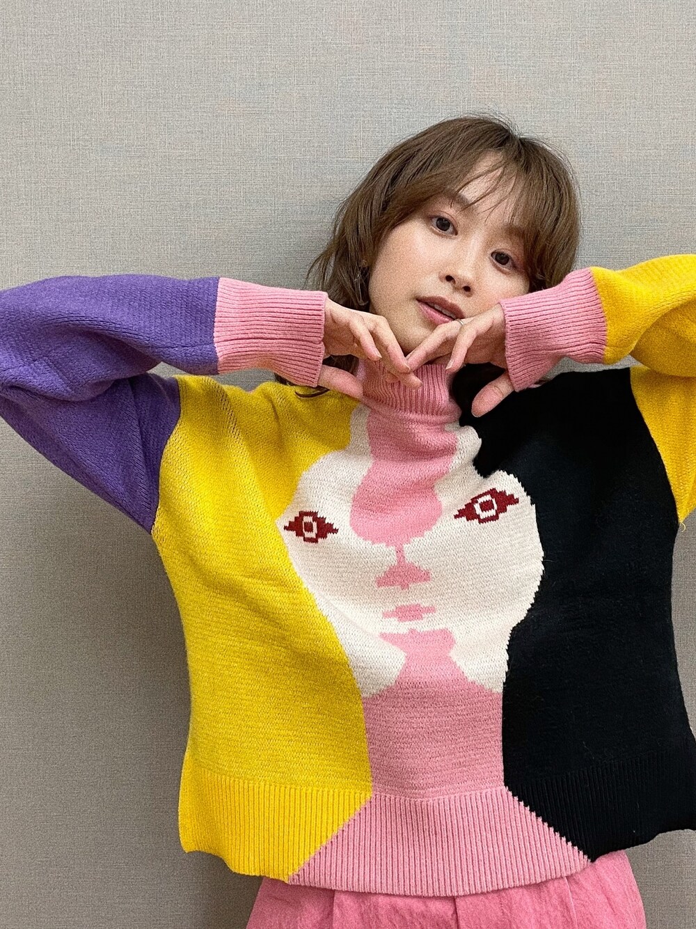「デシグアル(Desigual)、高橋愛、ニット、ピンク、ピンクニット、柄ニット、154cm、muller of yoshiokubo」｜「Desigualのアイテム（ニット/セーター、ピンク系）」を使った、高橋愛さん（レディース・154cm）の冬コーディネートの1枚目の写真