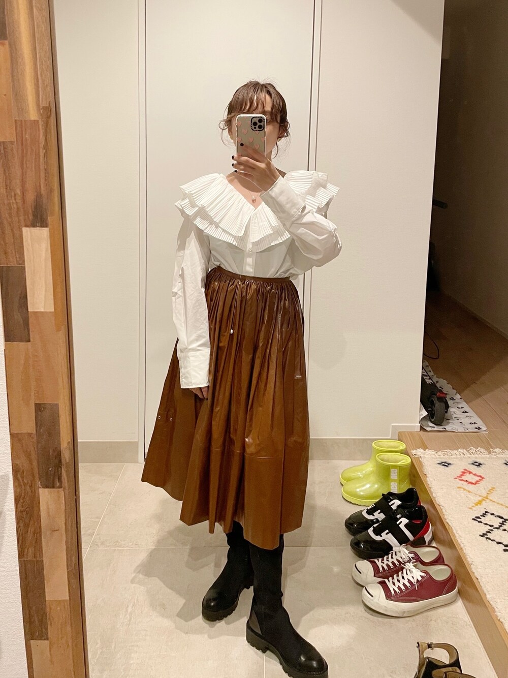「クリスマスコーデ、クリスマス、高橋愛、デートコーデ、休日コーデ、154cm、H&M、ブラウス、beautiful people」｜「H&Mのアイテム（シャツ/ブラウス、ホワイト系）」を使った、高橋愛さん（レディース・154cm）の冬コーディネートの1枚目の写真
