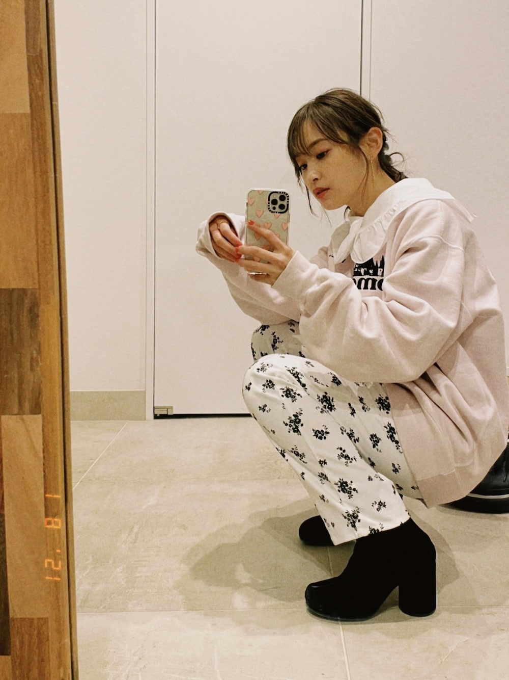 「スウェット、花柄、高橋愛、SWEAT、154cm、yuw、レイヤード、ブラウス」｜「not lonelyのアイテム（スウェット、パープル系）」を使った、高橋愛さん（レディース・154cm）の冬コーディネートの1枚目の写真