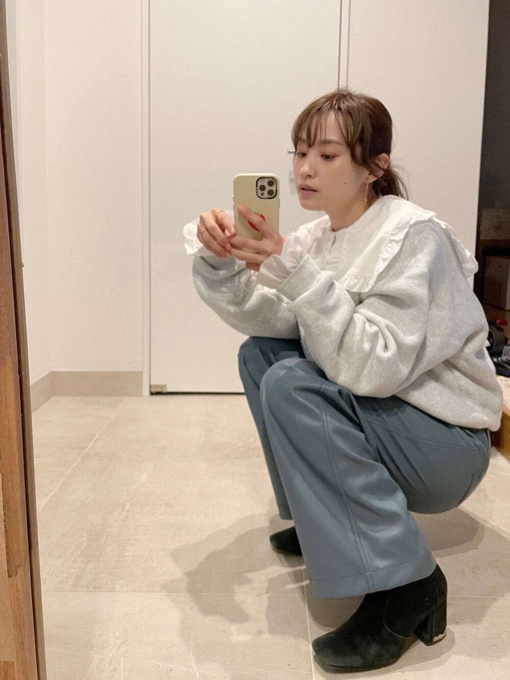 「maisonspecial、メゾンスペシャル、高橋愛、水色、Alexander Wang、スエット、レイヤードスタイル、OSHIMA REI、ブラウス、襟付きトップス」｜「OSHIMA REIのアイテム（シャツ/ブラウス、ホワイト系）」を使った、高橋愛さん（レディース・154cm）の冬コーディネートの1枚目の写真