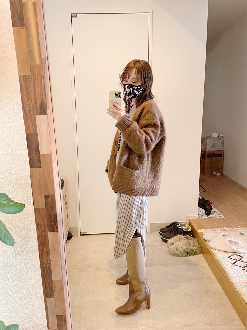 「ロングブーツ、steaven alan、スティーブンアラン、高橋愛、154cm、ACNE、カーディガン、TODAYFUL、シャツワンピ」｜「TODAYFULのシルクストライプドレス（ワンピース、ベージュ系）」を使った、高橋愛さん（レディース・154cm）の冬コーディネートの1枚目の写真