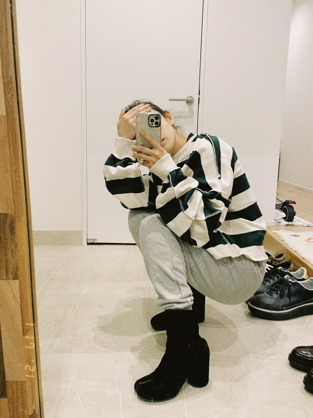 「私の推しブランド、154cm、高橋愛、カジュアルコーデ、ショートブーツ、Maison Margiela、tabi、足袋ブーツ、dholic、スウェットパンツ」｜「DHOLICの裏起毛ボーダースウェット（スウェット、グリーン系）」を使った、高橋愛さん（レディース・154cm）の冬コーディネートの1枚目の写真