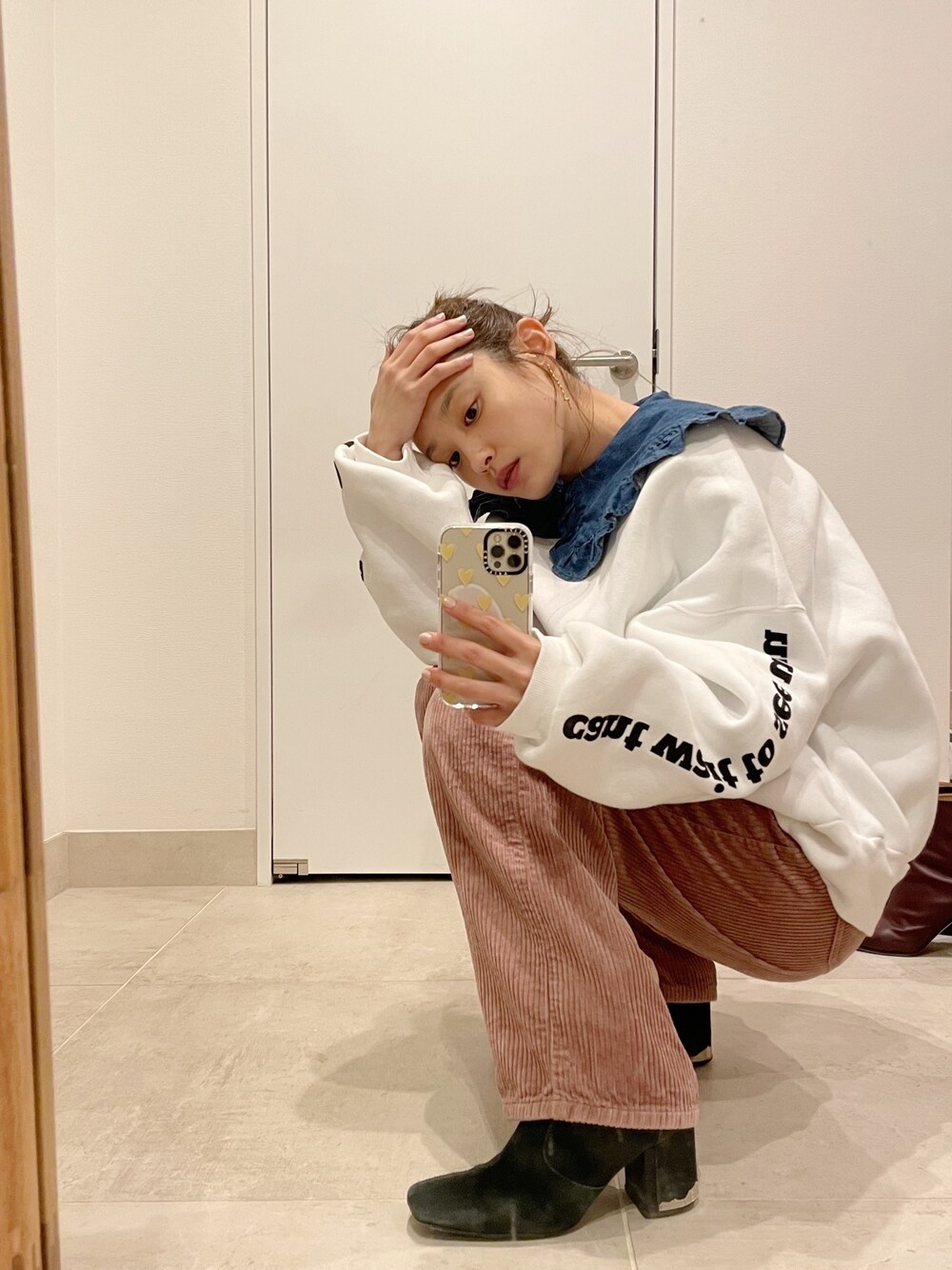 「デニム、襟付きトップス、高橋愛、私の推しブランド、seesbees、シーズビーズ、154cm、コーデュロイ、little sunny bite、LSB」｜「Little sunny biteのValerie phillips × little sunny bite Photo print sweat top（スウェット、ホワイト系）」を使った、高橋愛さん（レディース・154cm）の冬コーディネートの1枚目の写真
