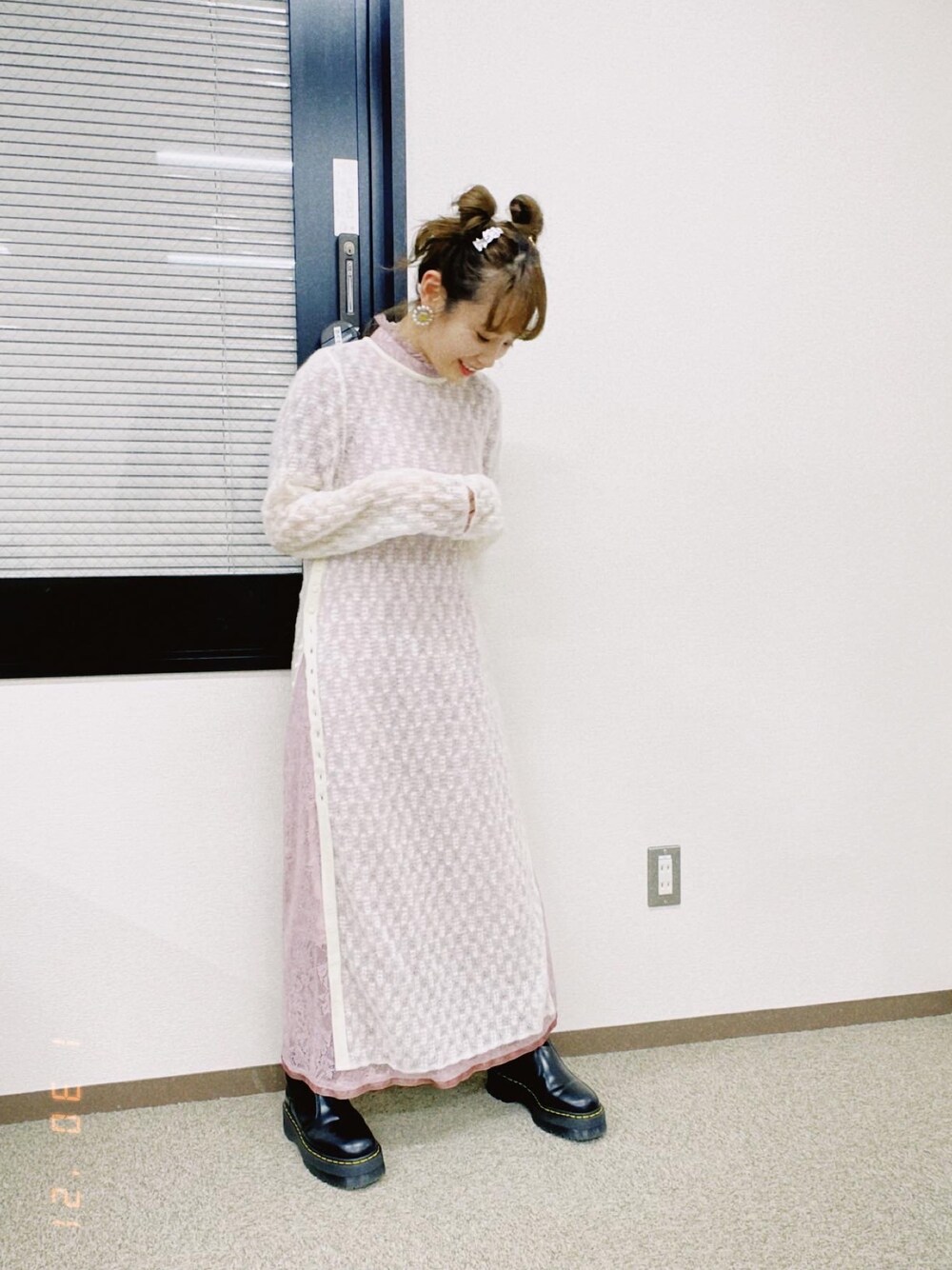 「TAN、Kawaii、EATME、タン、ニットワンピース、高橋愛、ピンクBBA、イートミー、Dr.Martens」｜「TANの【TAN(タン)】サイドボタンタートルネックニットレイヤードワンピース（ワンピース、ホワイト系）」を使った、高橋愛さん（レディース・154cm）の冬コーディネートの1枚目の写真