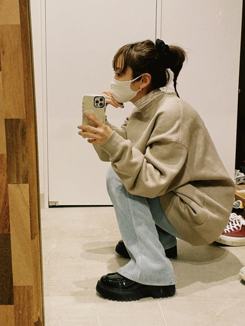 「おそろいコーデ、スウェット、dholic、コーデュロイ、水色、高橋愛、MILKFED.、miu miu、ローファー」｜「MILKFED.のCOOPER 1995 LOGO BIG SWEAT TOP（スウェット、ベージュ系）」を使った、高橋愛さん（レディース・154cm）の冬コーディネートの1枚目の写真