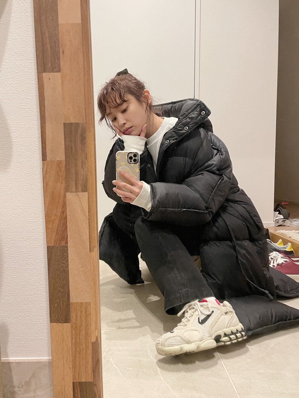 「パンツスタイル、休日コーデ、シンプルコーデ、154cm、BEAMS、セレクト、AcneStudios、アクネ、高橋愛、ダウンジャケット」｜「alexanderwangのアイテム（スウェット、グレー系）」を使った、高橋愛さん（レディース・154cm）の冬コーディネートの1枚目の写真