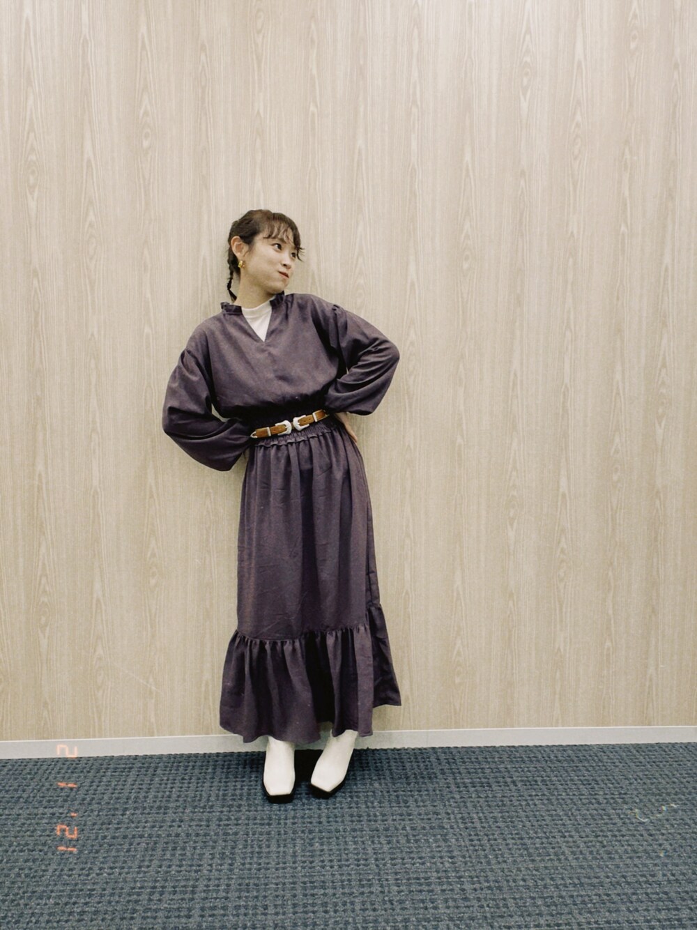 「ZARA、ブーツ、haco!、スザンヌコラボ、ラブアンドピース2020、ラブアンドピースプロジェクト、高橋愛、154cm」｜「haco!の【スザンヌさんコラボ】大人の華やかさを詰め込んだ　ウエストシャーリングのスタイルアップワンピース　by LOVE&PEACE PROJECT（ワンピース、ブラウン系）」を使った、高橋愛さん（レディース・154cm）の冬コーディネートの1枚目の写真