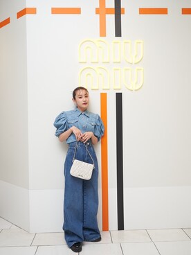 miu miu（ミュウミュウ）のデニムパンツを使った人気ファッション
