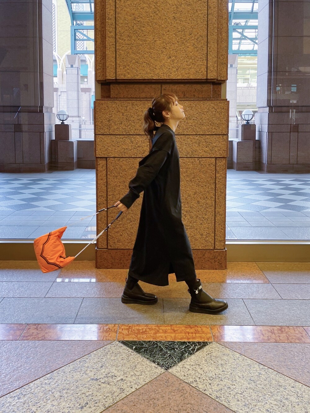 「春コーデ、シャツワンピ、new era × Ai Takahashi、高橋愛、NEW ERA、にゅーえら、高橋愛コラボ、154cm、suicoke、TOGA PULLA」｜「NEW ERAのニューエラ 高橋愛 ロンT ワンピース（ワンピース、ブラック系）」を使った、高橋愛さん（レディース・154cm）の冬コーディネートの1枚目の写真