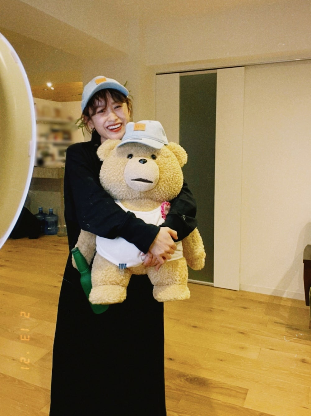 「春コーデ、NEW ERA、new era × Ai Takahashi、高橋愛コラボ、高橋愛、ペアルック、リンクコーデ、親子コーデ、デニム、キャップ」｜「NEW ERAのニューエラ 高橋愛 キャップ レザーパッチ（キャップ、ブルー系）」を使った、高橋愛さん（レディース・154cm）の冬コーディネートの1枚目の写真