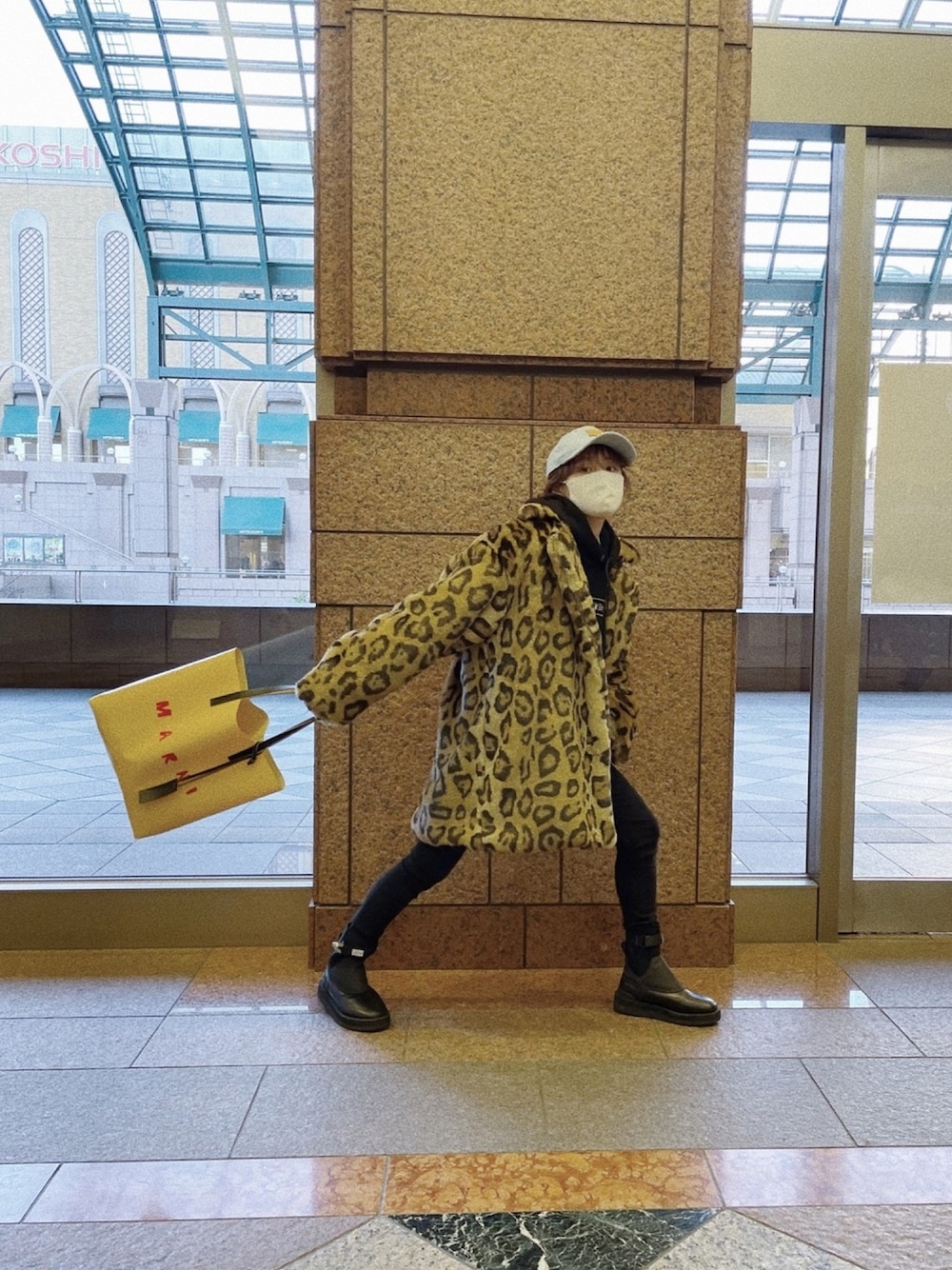 「大人カジュアル、ファーコート、フェイクファー、holiday、高橋愛、高橋愛コラボ、new era × Ai Takahashi、にゅーえら、NEW ERA、cap」｜「MARNIのPVC / ショッピングバッグ（トートバッグ、イエロー系）」を使った、高橋愛さん（レディース・154cm）の冬コーディネートの1枚目の写真