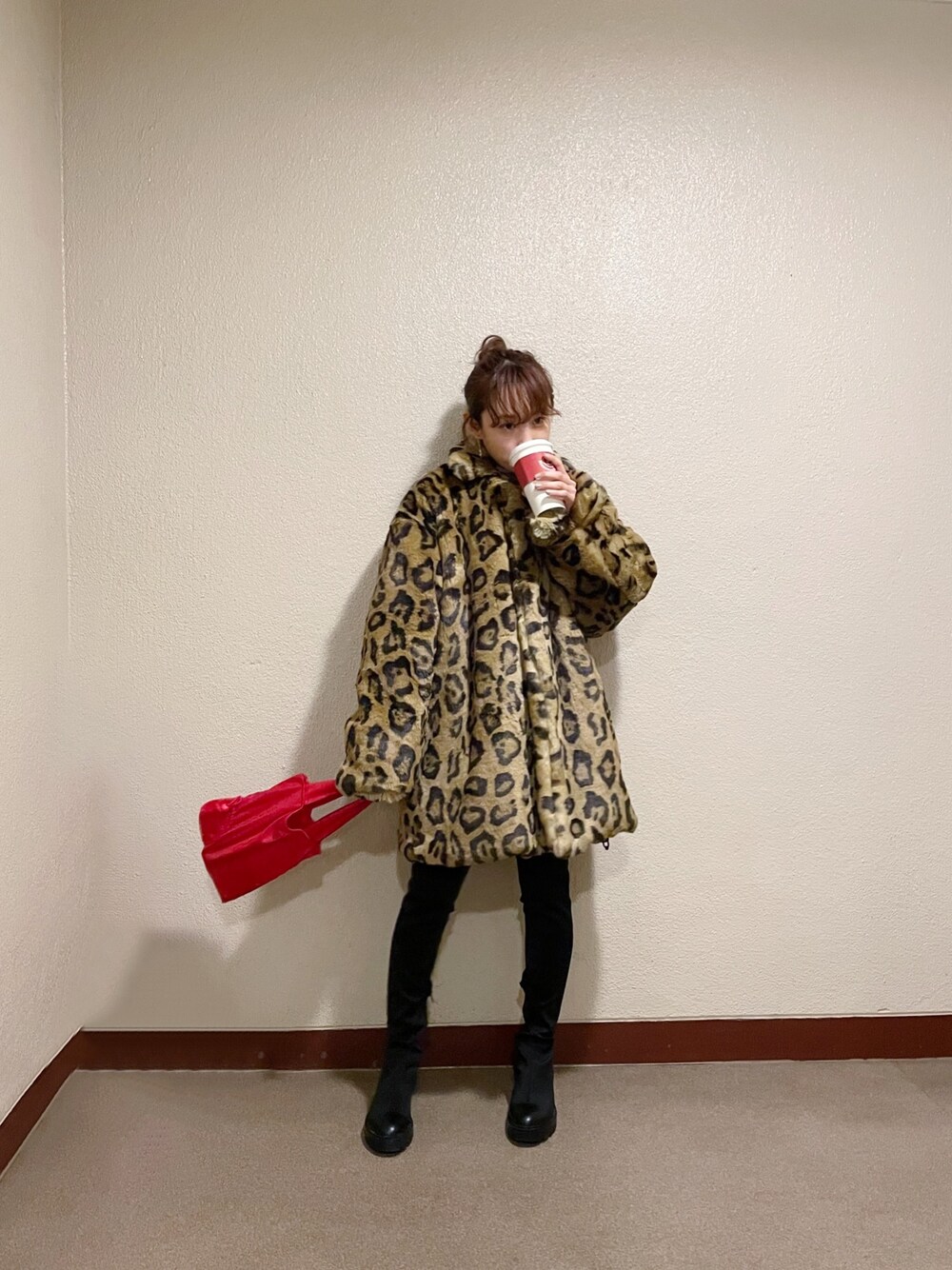 「いちごといえばわたし、CAMPER、カンペール、高橋愛、ニーハイブーツ、ZARA、赤、差し色、holiday、ホリデー」｜「CAMPERの[カンペール] PESCAR トートバッグ（トートバッグ、レッド系）」を使った、高橋愛さん（レディース・154cm）の冬コーディネートの1枚目の写真