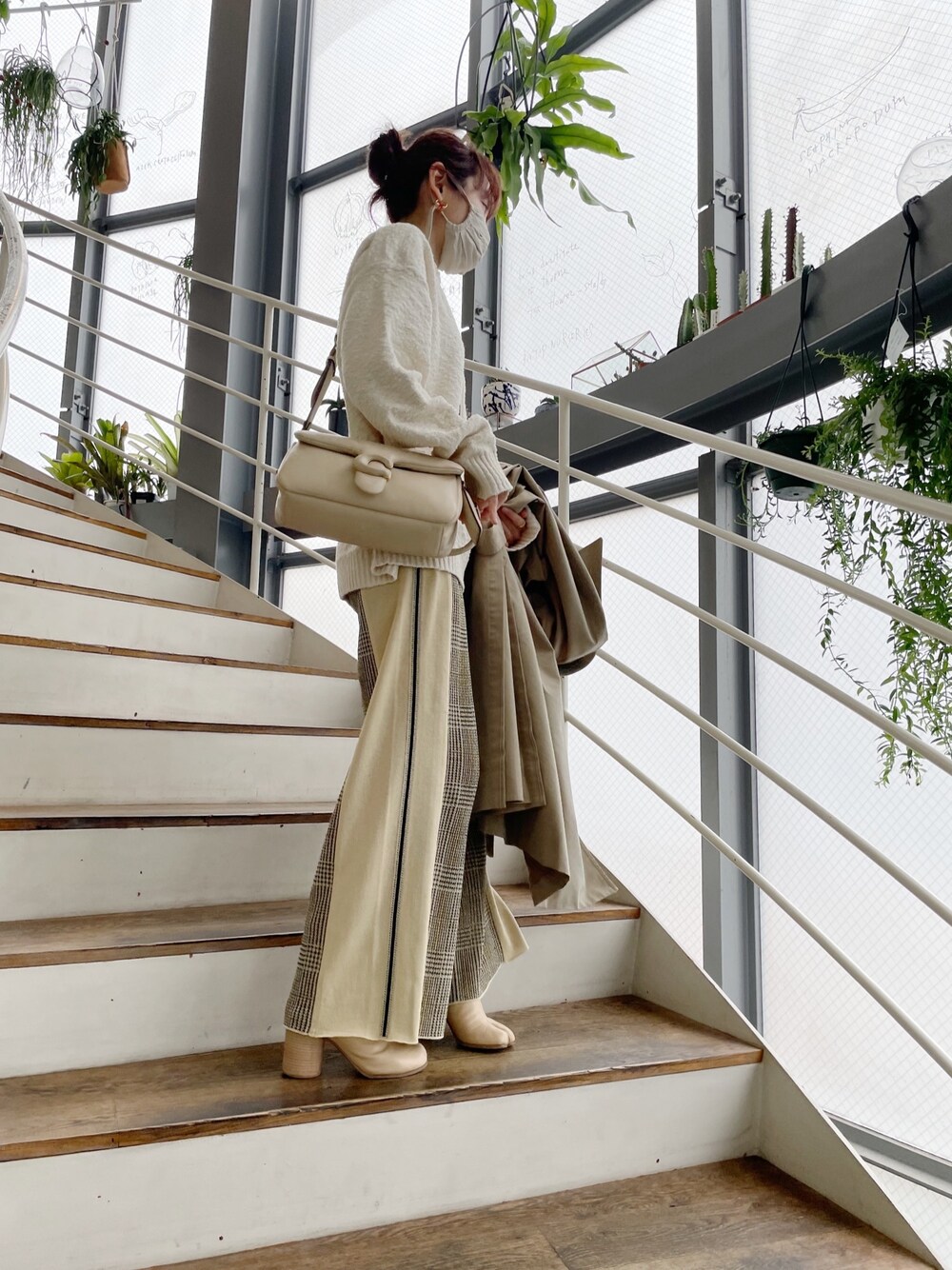 「spring、春コーデ、高橋愛、きれいめカジュアル、TAN、UNIQLO U、トレンチコート、ニットパンツ、JILSANDER、COACH」｜「COACHのピロー タビー ショルダー バッグ 26（ハンドバッグ、ホワイト系）」を使った、高橋愛さん（レディース・154cm）の春コーディネートの1枚目の写真