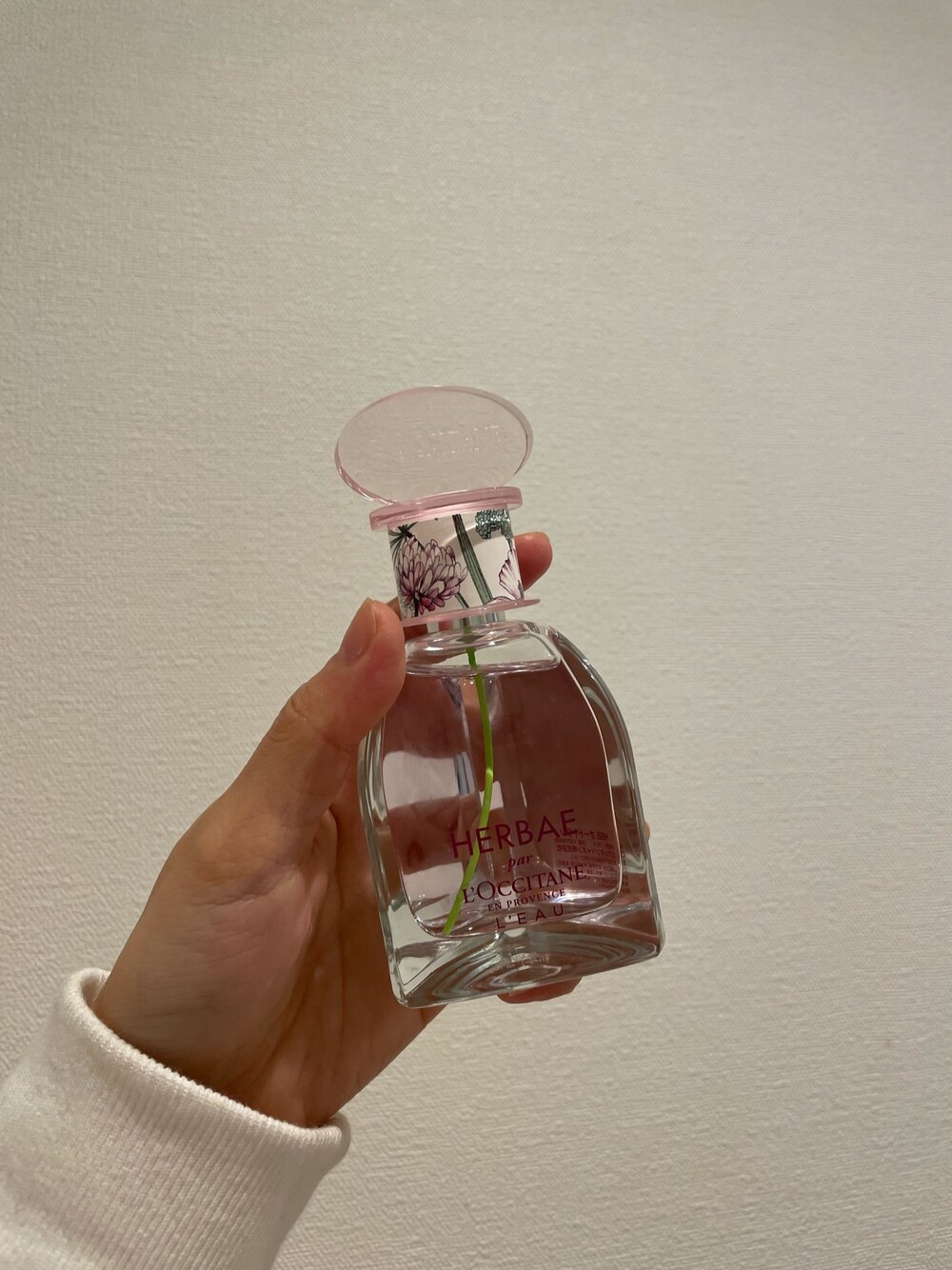 「ロクシタン、お気に入りの香水、春の香り、ピンク、香りを纏う、高橋愛」｜「L'OCCITANEのエルバブランシュ オードトワレ 50mL（香水、その他）」を使った、高橋愛さん（レディース・154cm）の春コーディネートの1枚目の写真
