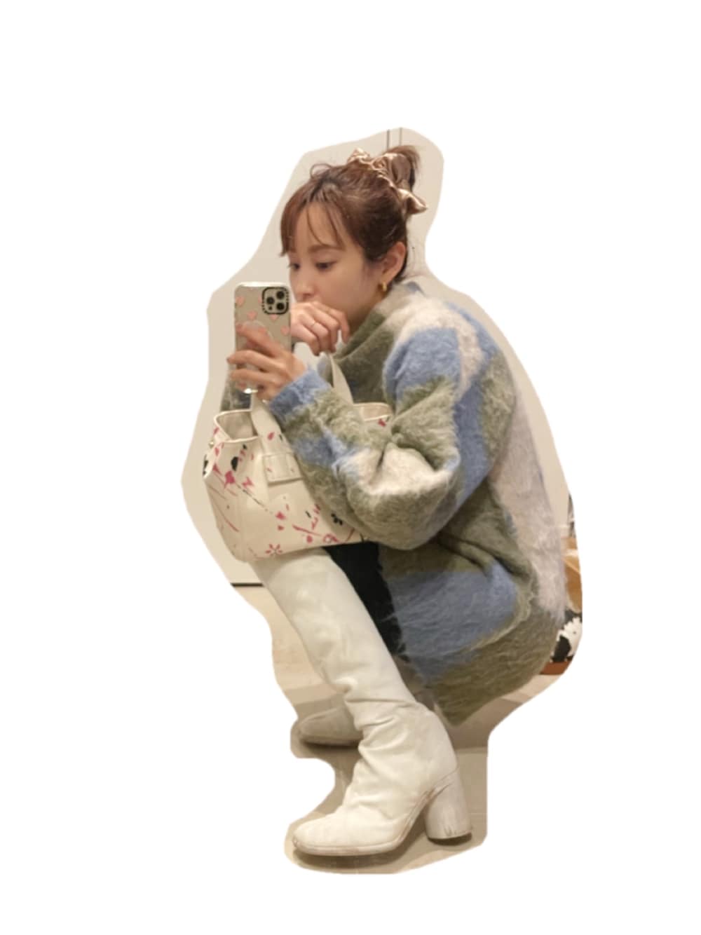 「春、ラクチンコーデ、シンプル、ラフ、高橋愛、154cm、ロングブーツ、tabi、LEINWANDE、お団子ヘアー」｜「leinwandeのアイテム（ニット/セーター、ブルー系）」を使った、高橋愛さん（レディース・154cm）の春コーディネートの1枚目の写真