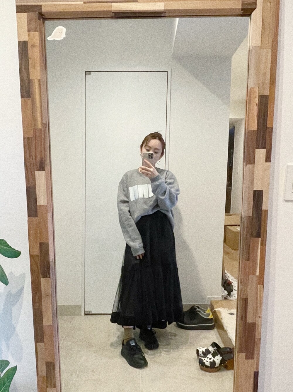 「休日スタイル、道重さゆみコラボ、MIIA、チュールスカート、154cm、高橋愛」｜「styling/のアイテム（スウェット、グレー系）」を使った、高橋愛さん（レディース・154cm）の春コーディネートの1枚目の写真