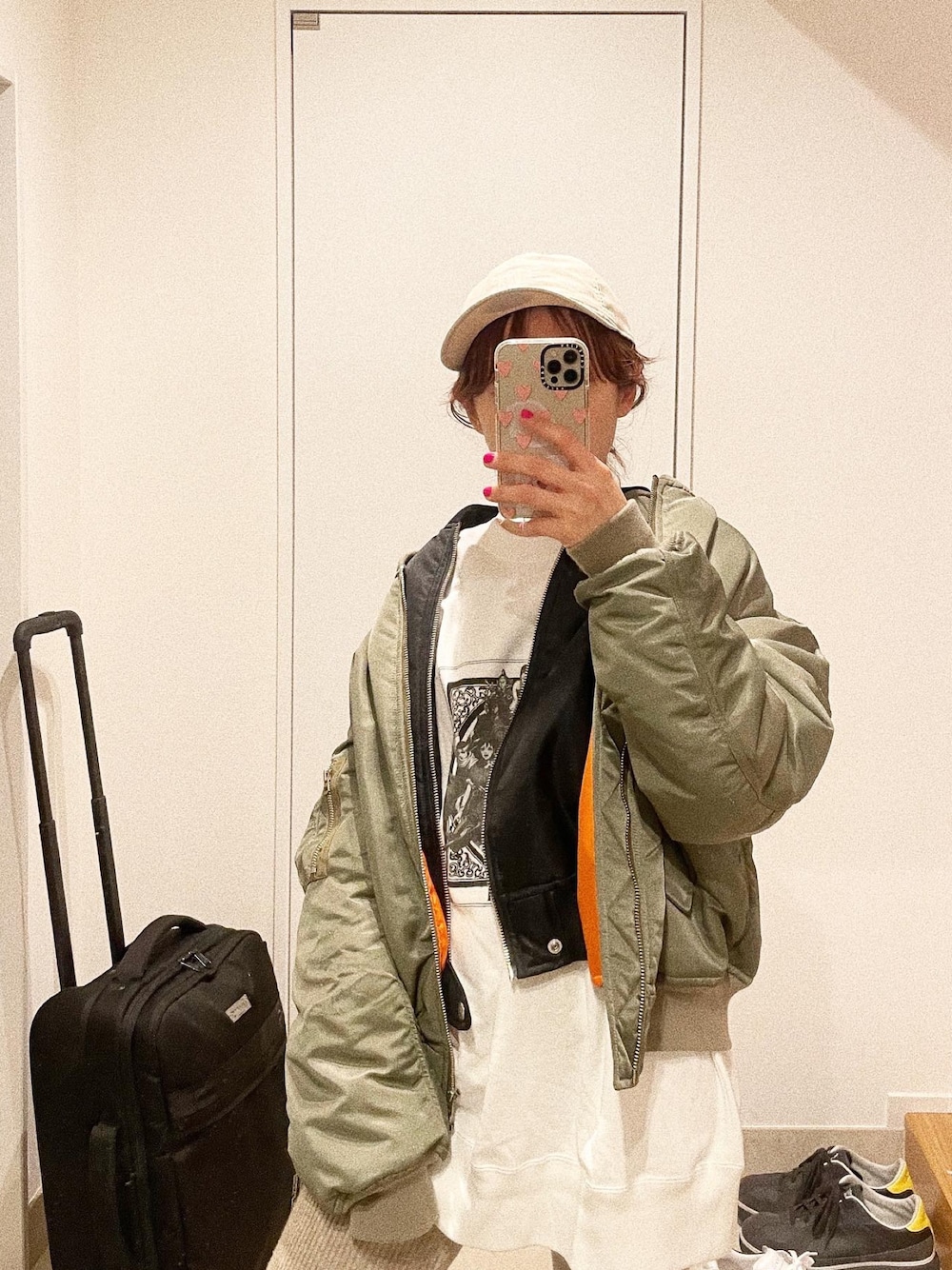 「ボーイッシュ、メンズライク、高橋愛、154cm、カジュアルコーデ、Lautashi、MA-1、カーキ、キングダム、NEW ERA」｜「NEW ERAのニューエラ 高橋愛 キャップ ボックスロゴ（キャップ、ベージュ系）」を使った、高橋愛さん（レディース・154cm）の春コーディネートの1枚目の写真