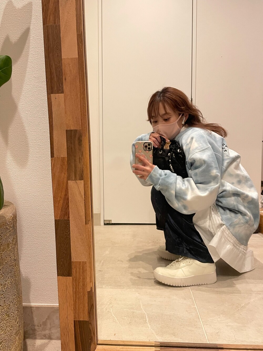 「スウェット、春コーデ、タイダイ柄、垣内彩未、not lonely tokyo、高橋愛、fukuu、フクウ、ブルー、asics」｜「not lonely tokyoのアイテム（スウェット、ブルー系）」を使った、高橋愛さん（レディース・154cm）の春コーディネートの1枚目の写真