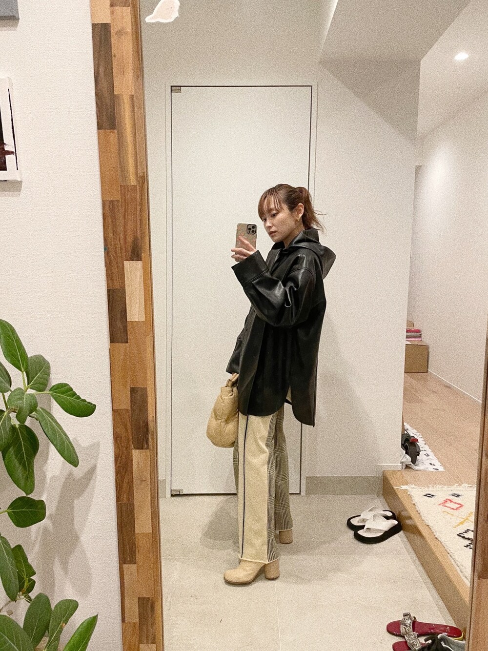 「irene、エコレザー、TAN、春ニット、高橋愛、154cm、キレイめ、tabi」｜「IRENEのアイテム（ジャケット/アウター、ブラック系）」を使った、高橋愛さん（レディース・154cm）の春コーディネートの1枚目の写真