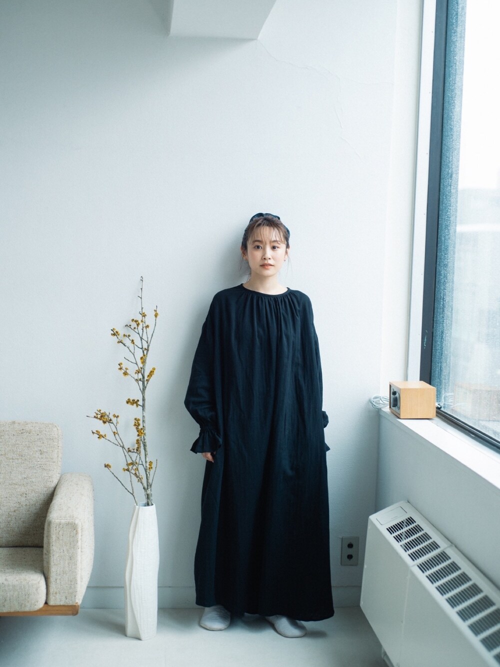 「fukuu、ふくうコーデ、福空、高橋愛、ZOZOTOWN、WEAR、154cm、オーガニックコットン、透け感、シュシュ」｜「fukuuのバックオープン ゆったりワンピ（ワンピース、ブラック系）」を使った、高橋愛さん（レディース・154cm）の春コーディネートの1枚目の写真