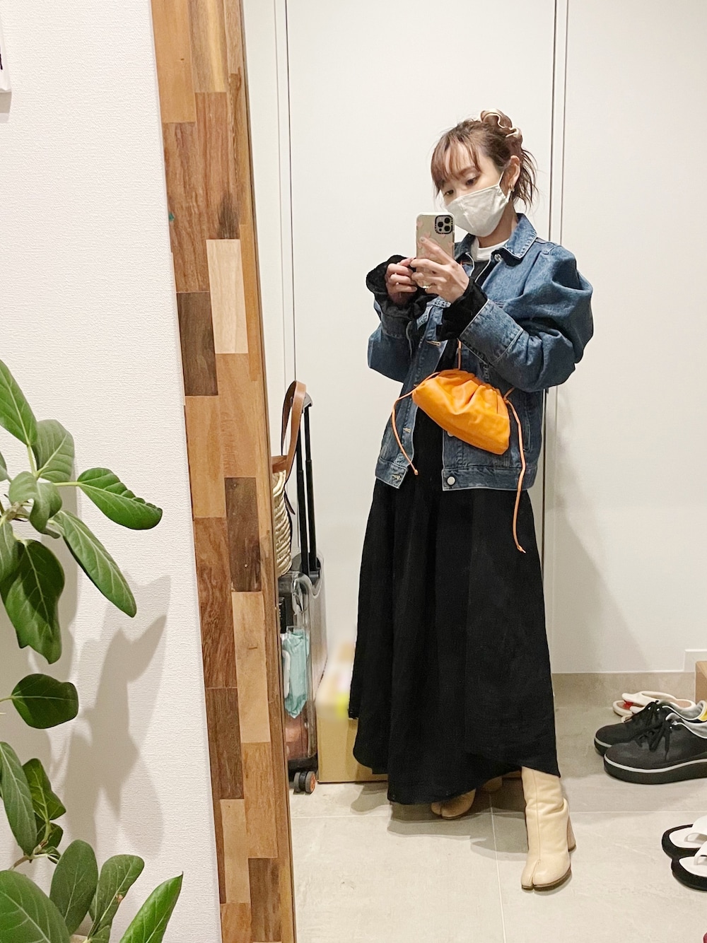 「ふくうコーデ、高橋愛、fukuu、154cm、オーガニックコットン、ロングワンピース」｜「fukuuのバックオープン ゆったりワンピ（ワンピース、ブラック系）」を使った、高橋愛さん（レディース・154cm）の春コーディネートの1枚目の写真