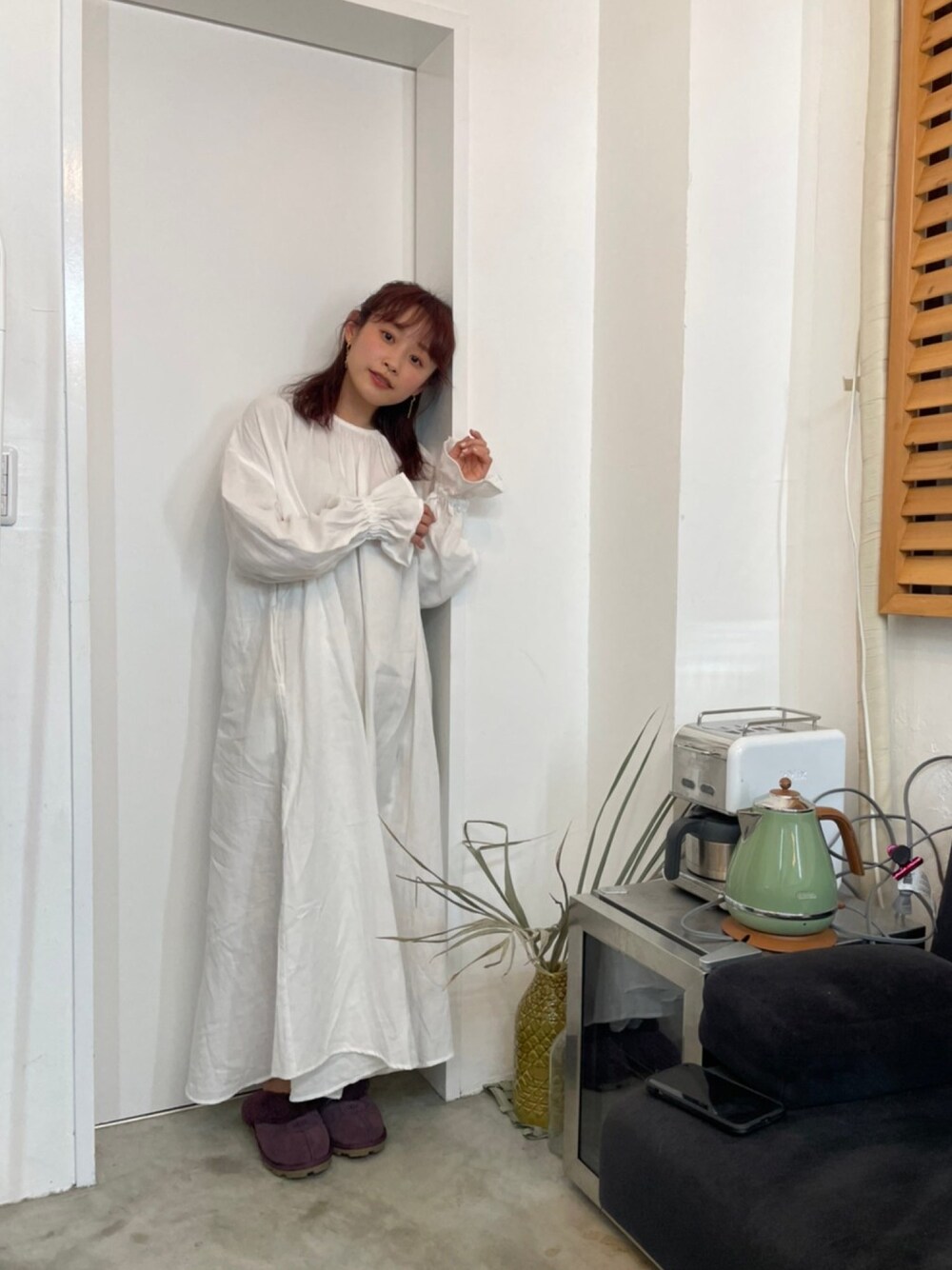「やっぱり白、fukuu、服空、ふくう、高橋愛、オーガニックコットン、背中空き、UGG」｜「fukuuのバックオープン ゆったりワンピ（ワンピース、ホワイト系）」を使った、高橋愛さん（レディース・154cm）の春コーディネートの1枚目の写真