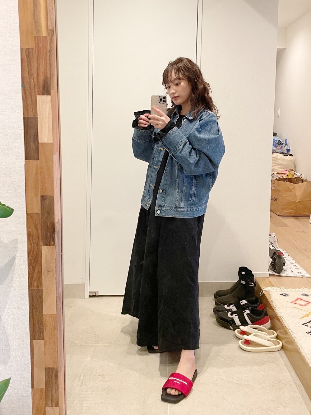 「154cm、高橋愛、Alexander Wang、スリッパ、つっかけサンダル、赤、fukuu、福空、ふくうコーデ、holiday」｜「fukuuのバックオープン ゆったりワンピ（ワンピース、ブラック系）」を使った、高橋愛さん（レディース・154cm）の春コーディネートの1枚目の写真