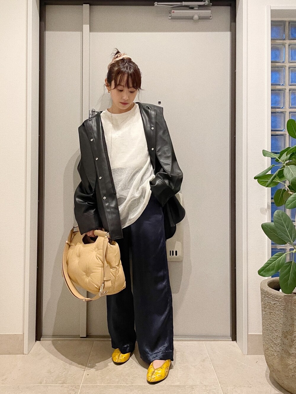 「春コーデ、きれいめカジュアル、チャイナシューズ、fukuu、ふくうコーデ、高橋愛、154cm、きいろといえばわたし、stylemixer、IRENE」｜「スタイルミキサーのアイテム（トップス、ホワイト系）」を使った、高橋愛さん（レディース・154cm）の春コーディネートの1枚目の写真