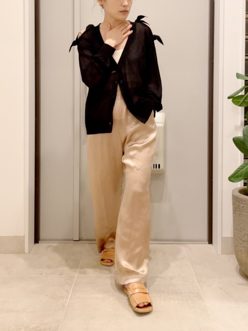 「シンプルコーデ、154cm、fukuu、ふくうコーデ、春夏コーデ、GU、高橋愛、アセテートサテン、サステイナブル、SDGs」｜「fukuuのアイテム（キャミソール、ホワイト系）」を使った、高橋愛さん（レディース・154cm）の春コーディネートの1枚目の写真