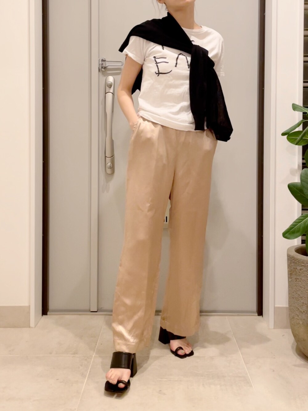 「シンプルコーデ、春コーデ、大人カジュアル、きれいめカジュアル、154cm、ヒール、高橋愛、fukuu、ふくうコーデ、tabi」｜「fukuuのリラックス サテンセットアップ（ルームウェア/パジャマ、ピンク系）」を使った、高橋愛さん（レディース・154cm）の春コーディネートの1枚目の写真