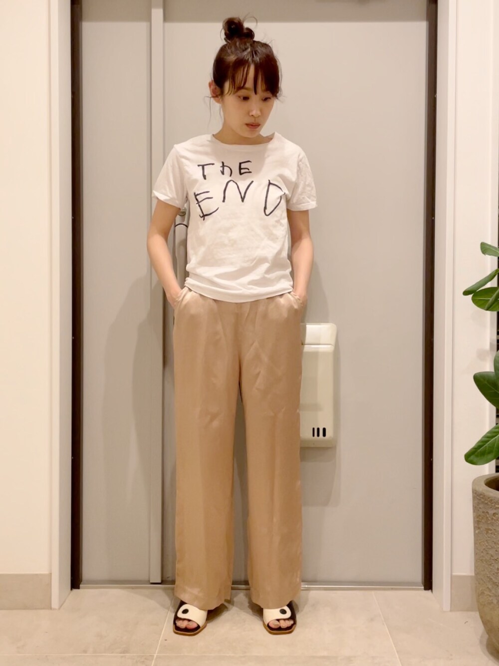 「fukuu、ふくうコーデ、高橋愛、154cm、春コーデ、Tシャツ、palomawool」｜「fukuuのリラックス サテンセットアップ（ルームウェア/パジャマ、ピンク系）」を使った、高橋愛さん（レディース・154cm）の春コーディネートの1枚目の写真