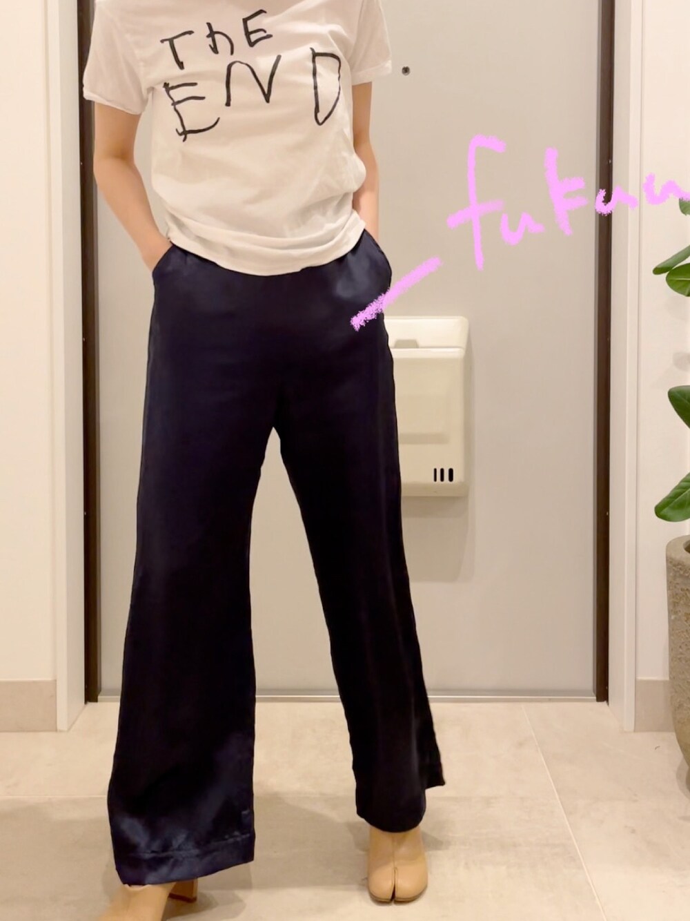 「着回しコーデ、高橋愛、154cm、Sサイズ、アセテートサテン、ウッドパルプ、SDGs、サステイナブル、tabi、Tシャツ」｜「fukuuのリラックス サテンセットアップ（ルームウェア/パジャマ、ブルー系）」を使った、高橋愛さん（レディース・154cm）の春コーディネートの1枚目の写真