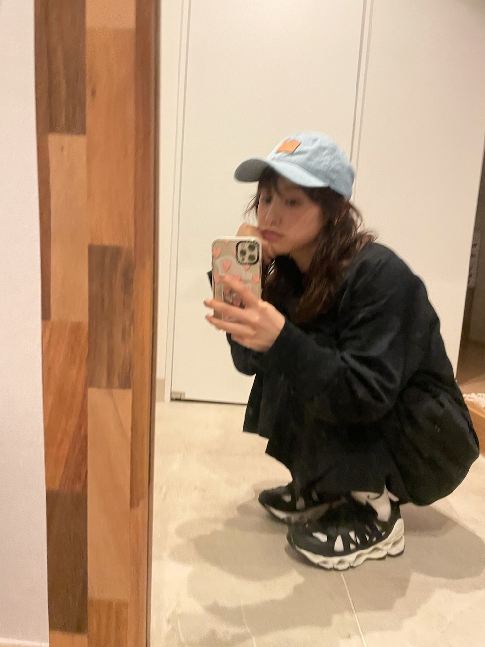 「にゅーえら、newera_ai、高橋愛、コラボ、154cm、シャツワンピ、beautiful people、ミズノ、スニーカーサンダル、スポーティー」｜「NEW ERAのＮＥＷ　ＥＲＡ/ニューエラ キッズ キャップ 12654243（キャップ、ブルー系）」を使った、高橋愛さん（レディース・154cm）の春コーディネートの1枚目の写真