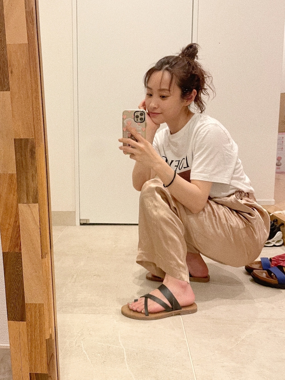 「春夏コーデ、Tシャツ、高橋愛、fukuu、ふくうコーデ、154cm、サテンパンツ、セットアップ、ピンクベージュ、ペタンコサンダル」｜「LOEWEのアイテム（Tシャツ/カットソー、ホワイト系）」を使った、高橋愛さん（レディース・154cm）の春コーディネートの1枚目の写真
