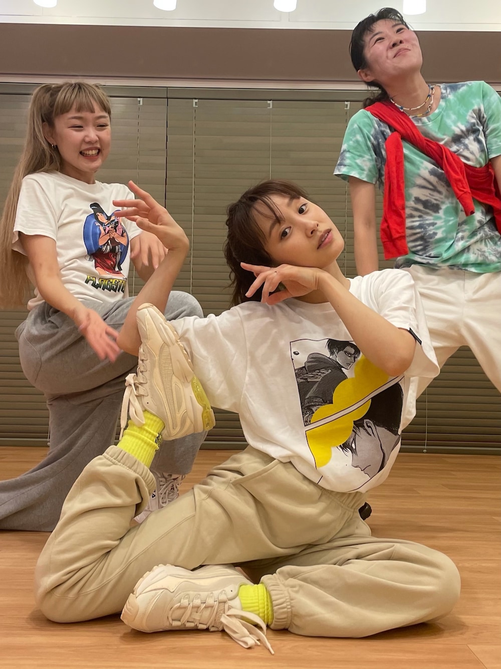 「きいろといえばわたし、高橋愛、ゴキゲンズ、GOKI-GENs、154cm、パンツスタイル、UNIQLO U、進撃の巨人、リヴァイ兵長」｜「進撃の巨人のアイテム（Tシャツ/カットソー、ホワイト系）」を使った、高橋愛さん（レディース・154cm）の春コーディネートの1枚目の写真
