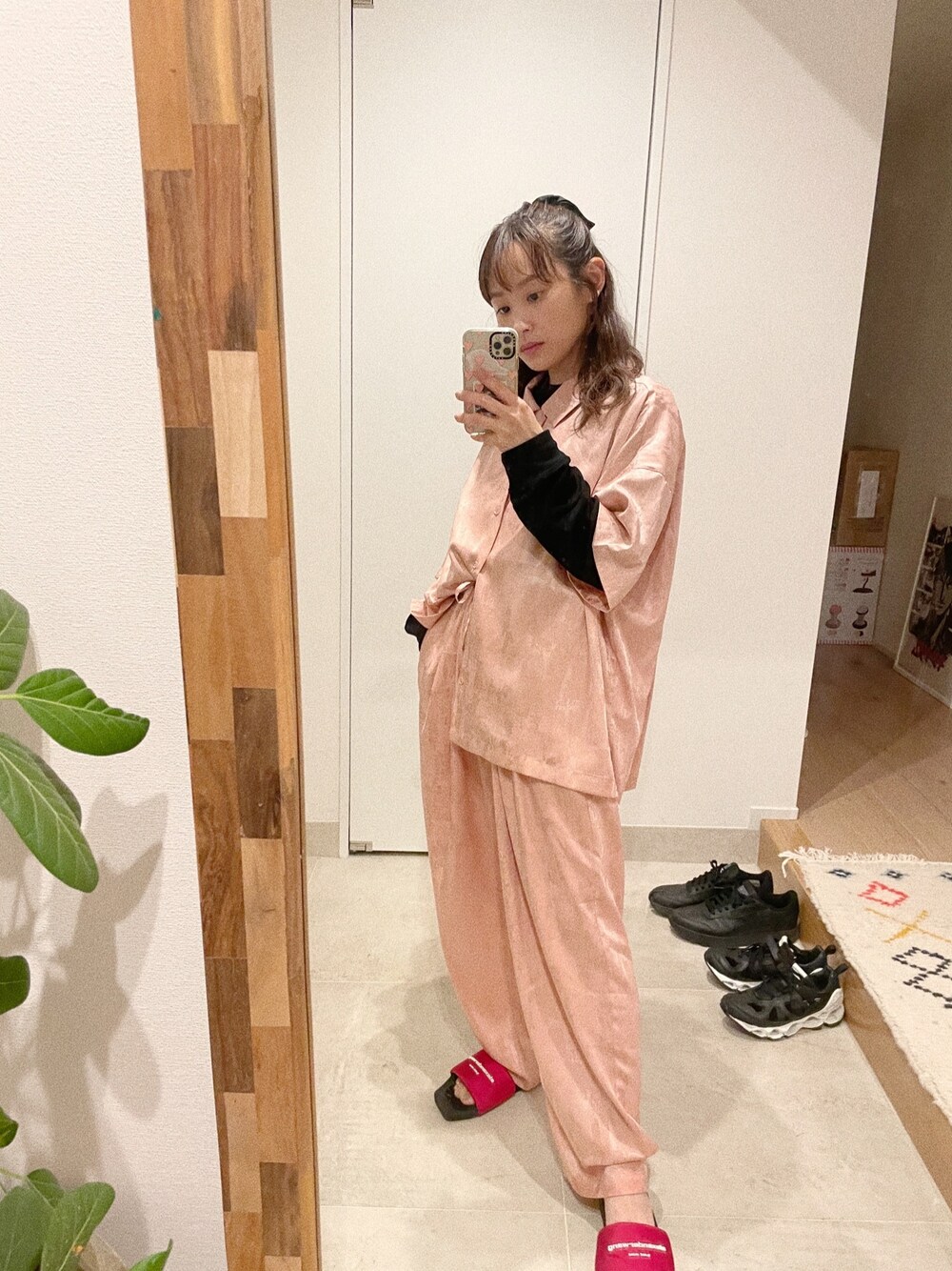 「SET UP、セットアップ、ピンクBBA、154cm、高橋愛、ニミラー、nimiru」｜「nimiruの【セットアップ対応】ゆるてろシャツ（シャツ/ブラウス、ピンク系）」を使った、高橋愛さん（レディース・154cm）の春コーディネートの1枚目の写真
