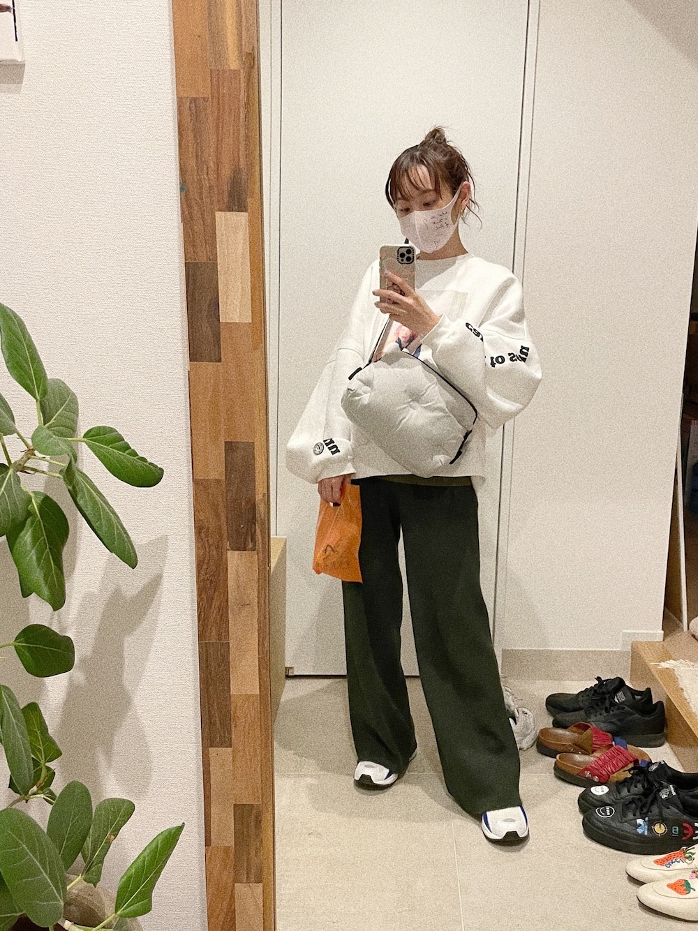 「ラクチンコーデ、カジュアルコーデ、シンプル、ボリューム袖、little sunny bite、リトルサニーバイト、154cm、高橋愛、TAN、ニットパンツ」｜「Little sunny biteのValerie phillips × little sunny bite Photo print sweat top（スウェット、ホワイト系）」を使った、高橋愛さん（レディース・154cm）の春コーディネートの1枚目の写真