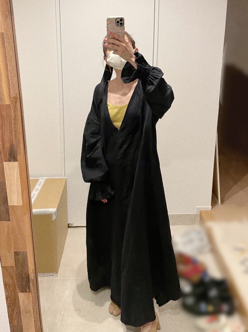 「初夏コーデ、春夏コーデ、fukuu、高橋愛、154cm、オーガニックコットン、マスタード色、黒ワンピ、マキシ丈ワンピース」｜「fukuuのバックオープン ゆったりワンピ（ワンピース、ブラック系）」を使った、高橋愛さん（レディース・154cm）の春コーディネートの1枚目の写真