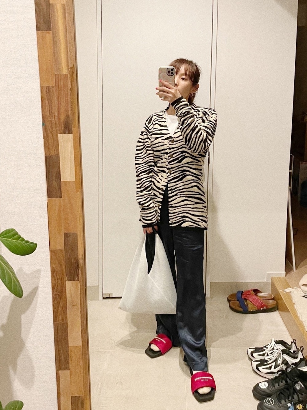「カーディガン、mediam、ミディアム、高橋愛、154cm、ゼブラ柄、fukuu、ふくうコーデ、new era × Ai Takahashi、newera_ai」｜「MEDIUMのアイテム（カーディガン/ボレロ、ホワイト系）」を使った、高橋愛さん（レディース・154cm）の春コーディネートの1枚目の写真