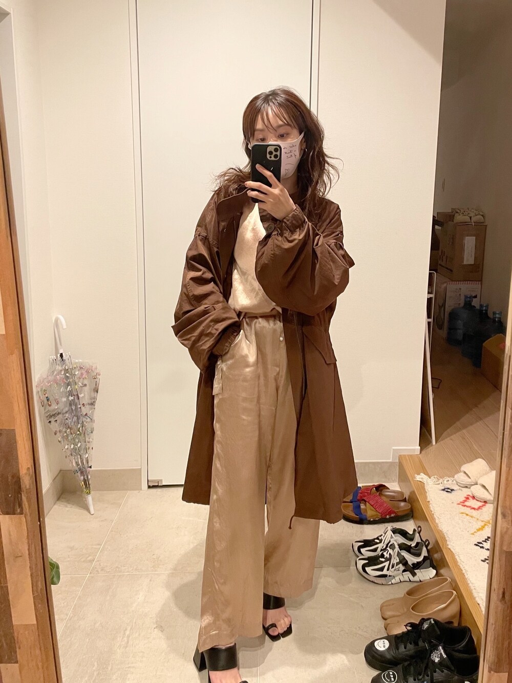 「セットアップ、fukuu、高橋愛、154cm、ルームウェア、mediam、ミディアム、茶系、ピンクベージュ」｜「fukuuのリラックス サテンセットアップ（ルームウェア/パジャマ、ピンク系）」を使った、高橋愛さん（レディース・154cm）の春コーディネートの1枚目の写真