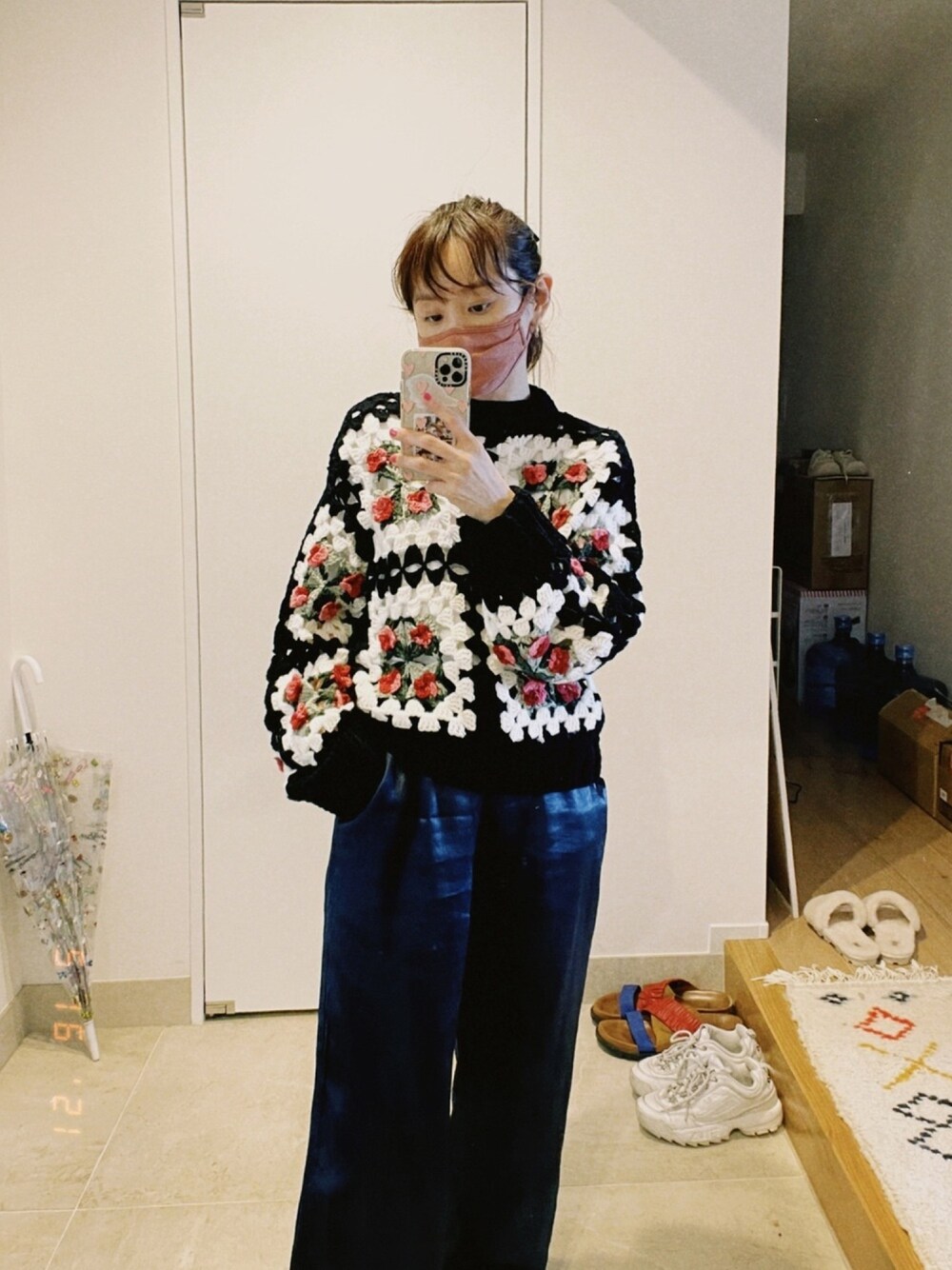 「merry jenny、fukuu、高橋愛、154cm」｜「merry jennyのUtopiaクロシェプルオーバー（ニット/セーター、ブラック系）」を使った、高橋愛さん（レディース・154cm）の春コーディネートの1枚目の写真