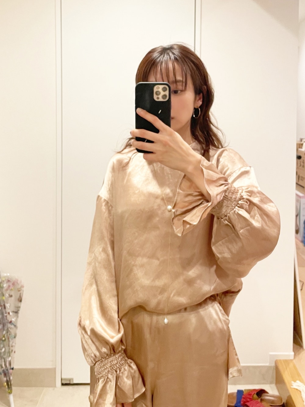 「ARTIDA OUD、パールネックレス、高橋愛、ルームウェア、セットアップ、154cm、fukuu」｜「fukuuのリラックス サテンセットアップ（ルームウェア/パジャマ、ピンク系）」を使った、高橋愛さん（レディース・154cm）の春コーディネートの1枚目の写真