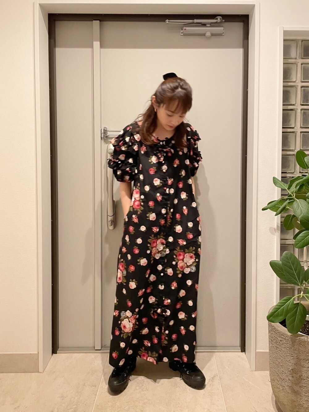 「これが私をアゲる服、ピンクハウス、PINK HOUSE、リトルサニーバイト、little sunny bite、高橋愛、154cm、オトナガーリー」｜「PINK HOUSEのローズブーケプリントワンピース（ワンピース、ブラック系）」を使った、高橋愛さん（レディース・154cm）の春コーディネートの1枚目の写真