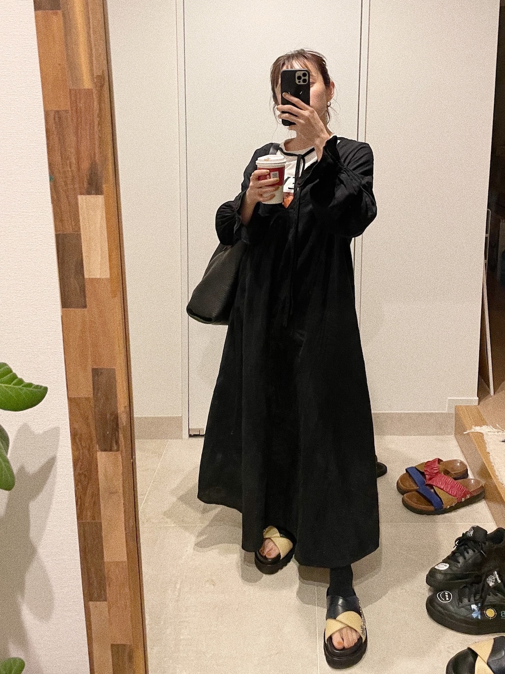 「これが私をアゲる服、fukuu、高橋愛、ふくうコーデ、154cm、ブラックコーデ、TOGA PULLA、つっかけサンダル、Maison Margiela」｜「LOEWEのアイテム（Tシャツ/カットソー、ホワイト系）」を使った、高橋愛さん（レディース・154cm）の春コーディネートの1枚目の写真